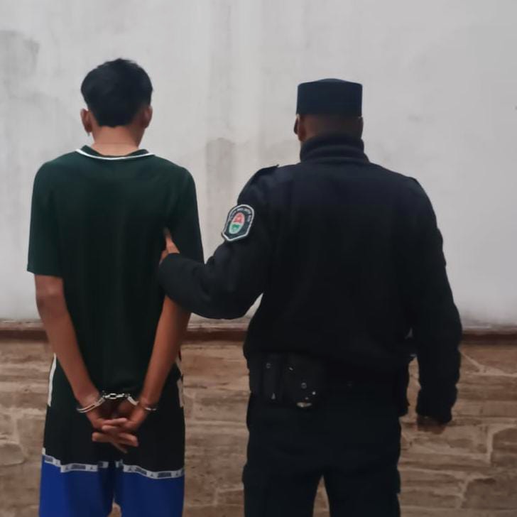 Estaba preso en su casa por una causa de tentativa de homicidio y lo encontraron en la calle